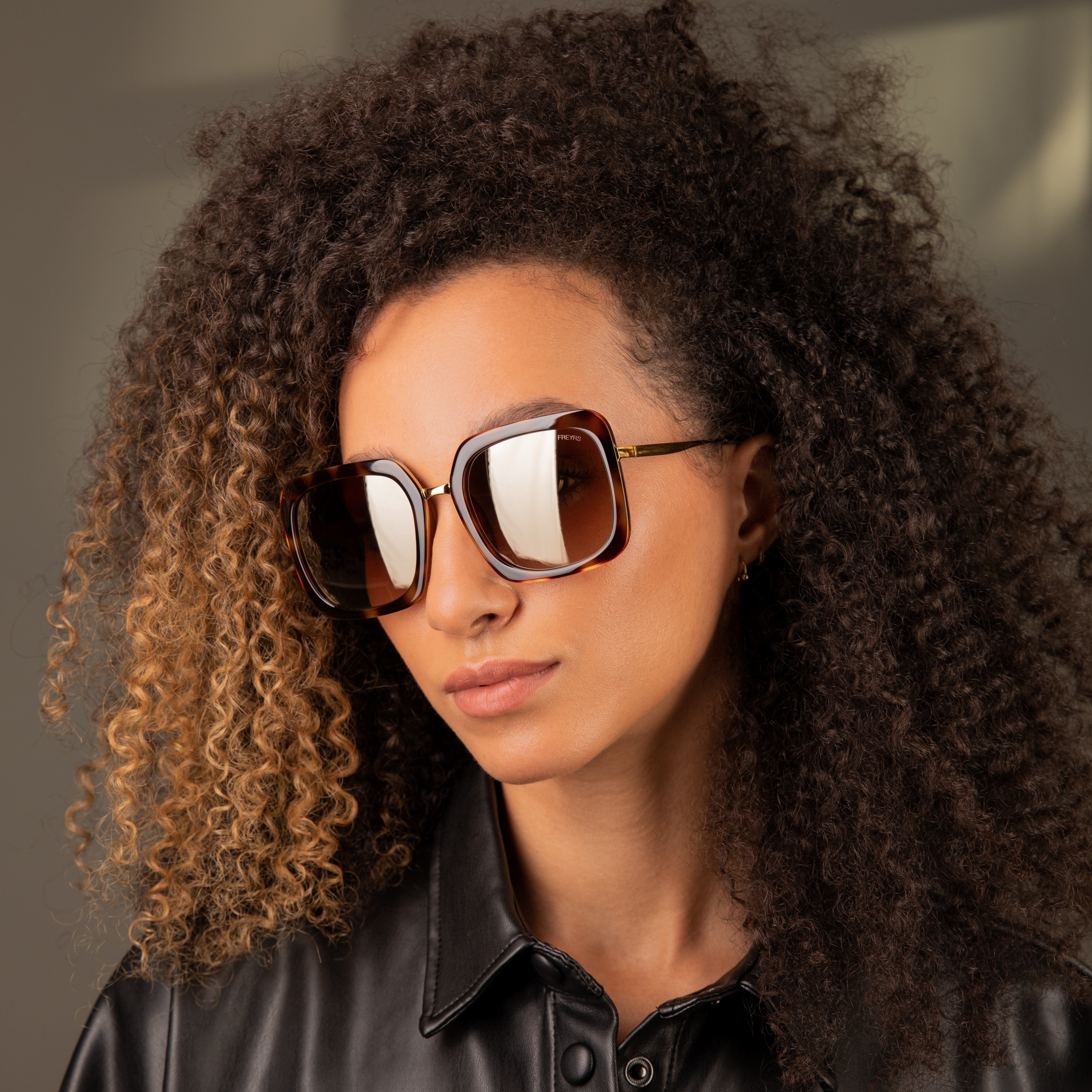 Factory: Oversized Sunglasses For Women